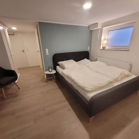 Zimmer Im Souterrain Mit Eigenem Bad Celle Esterno foto